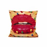 Thumb_podushka_toiletpaper_mouth_with_pins_1